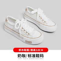 Молочно-кофейно-красная и черная подошва, случайным образом выдана буква K.