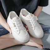 人本 Белые женские туфли, новинка 2025 года, весенняя женская обувь на плоской подошве, спортивные весенне-осенние кроссовки, повседневные 𫔮Корейская женская обувь