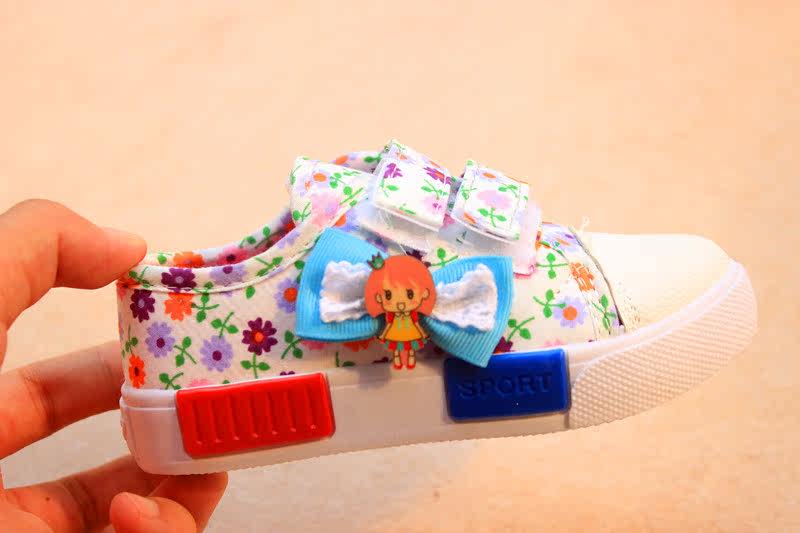 Baskets enfants en autre brodé pour printemps - Ref 988360 Image 8