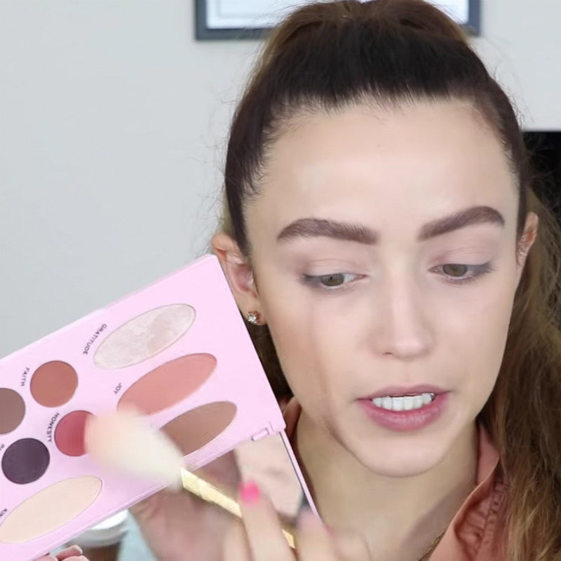 British makeuprevolution eye shadow mask of blush, high light shadow nose and makeup integrated disc eye shadow disc