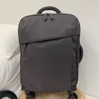 Улучшенные двойные карманы темно-коричневого цвета.