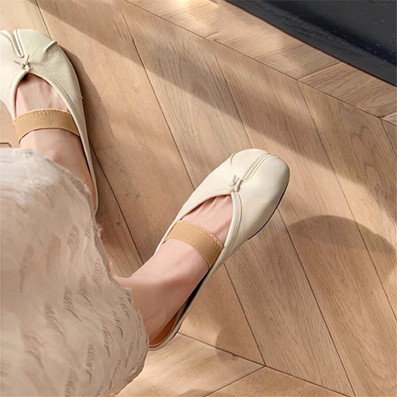 Summer Toe-Toe Slippers for Women, Flat-Soled Shoes for Outdoor Wear, Paired with Skirts, Lazy Shoes, French-Style Split-Toe Half Slippers