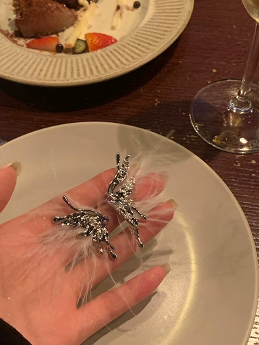 Милые белые дизайнерские серьги, коллекция 2023