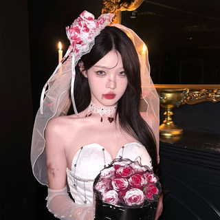 Одинокая лампа плачет, запятнанная кровью маленькая шляпа Хэллоуин