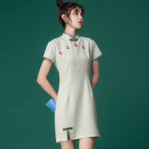 New 2020 Womens collar collar embroidery short sleeve slim cheongsam