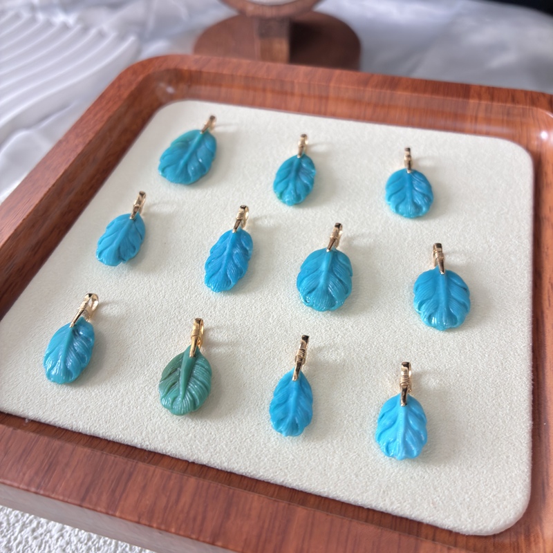 Natural Raw Ore High-Porcelain Blue Feather Pendant Turquoise Carving Ornament Clavicle Chain 18K Gold Inlaid Small Pendant