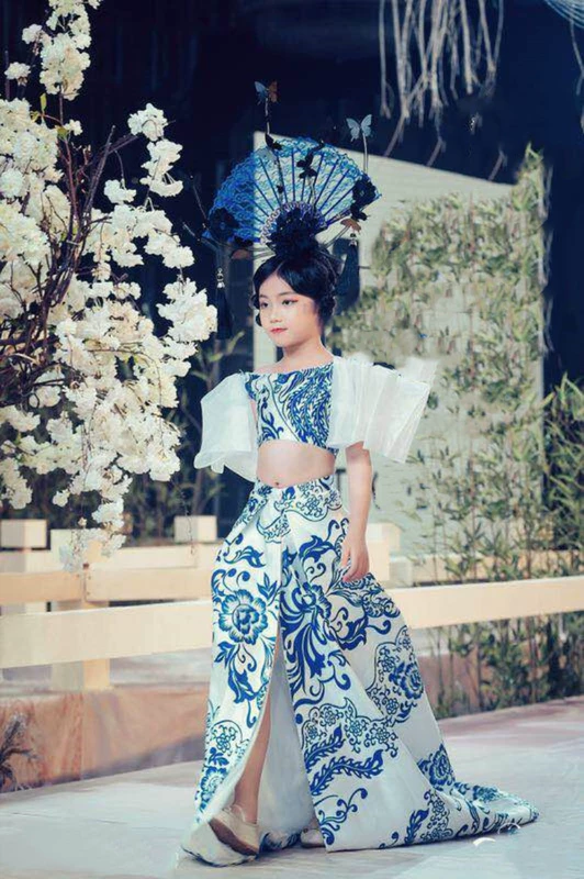 Cao cấp cô gái tùy chỉnh màu xanh và trắng sứ catwalk váy trẻ em phong cách Trung Quốc show t show show trang phục váy quần áo biểu diễn trẻ em