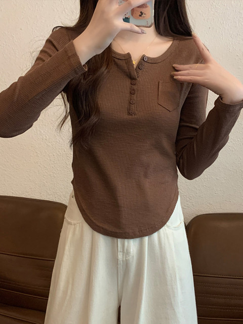 Fashionable and Simple Design T-Shirt for Women That Exudes a High-End Feel, Spring Design with V-Neck, Unique Buttons, and Distinctive Pockets