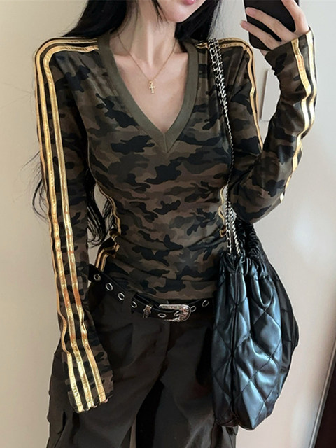 American-Style Spicy Girl Retro Camouflage High-End T-Shirt for Women, Regular Shoulder, Slim Fit, V-Neck, Striped, New Autumn Top