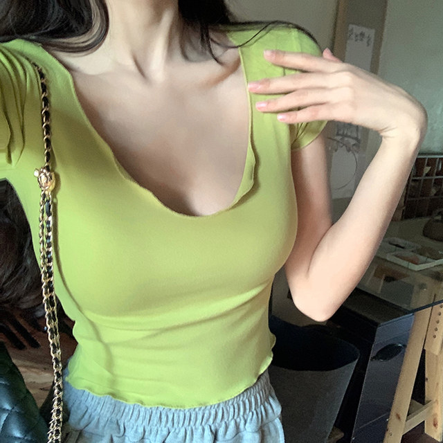 Sexy U-Neck Short-Sleeve T-Shirt That Shows Off the Chest and Collarbone, New Summer Style, Pure and Alluring, with Ruffled Edges, Slim Fit, Flattering Top