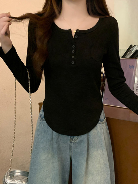 Fashionable and Simple Design T-Shirt for Women That Exudes a High-End Feel, Spring Design with V-Neck, Unique Buttons, and Distinctive Pockets