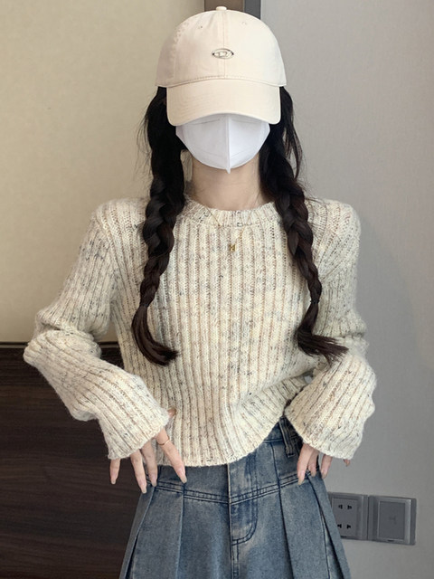 Fashionable and Sophisticated Unique Sweater for Women in Autumn and Winter with Fine Shimmer Design, Round Neck, Stylish Short Top