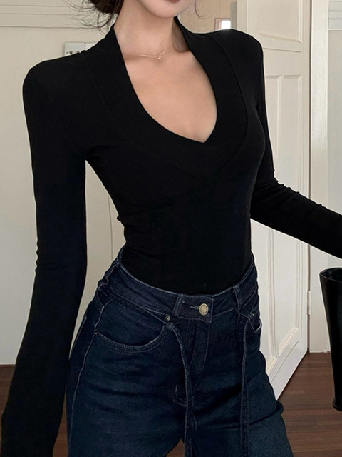 Sexy Deep V-Neck Brushed Thermal Base Shirt for Women, Autumn Super Flattering Top with a Stylish Design, Slim-Fit Short T-Shirt