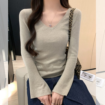 Casual V Neck Exposed Collarbone Bottoming T-Shirt for Women in Autumn and Winter, Pure Color Chic Knitted Shirt with Bell Sleeves, Slim Fit and Beautiful Top
