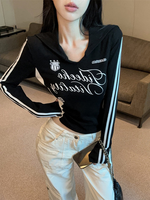 American-Style Spicy Girl Sports Style Navy Collar T-Shirt for Women, New Spring Design with Unique Slim Fit Spicy Girl V-Neck Short Top