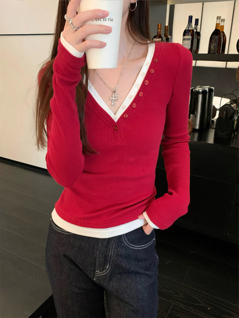 Trendy Korean Style T-Shirt for Women, 2025 Autumn, Color-Blocked V-Neck with Button Design, Faux Two-Piece, Stunning Top