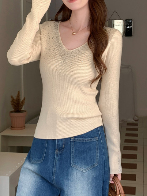French-Style Gentle V-Neck Rhinestone Knit Sweater for Women, 2026 Spring Fashionable and Chic Korean-Style Unique Top