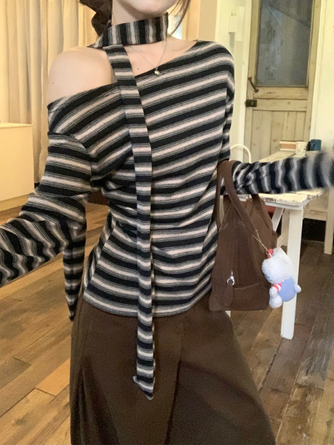 Retro Chic One-Shoulder Ribbon Trim Slim-Fit Long-Sleeve T-Shirt for Women, Spring Season, Waist-Cinching Striped Unique High-End Stunning Top