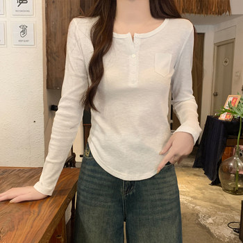 Fashionable and Simple Design T-Shirt for Women That Exudes a High-End Feel, Spring Design with V-Neck, Unique Buttons, and Distinctive Pockets