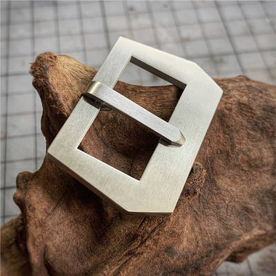 The GPF clasp, a World War II military clasp, is flat and non-removable. It is paired with the store's watch strap in silver and black, with a size of 24 and 26MM