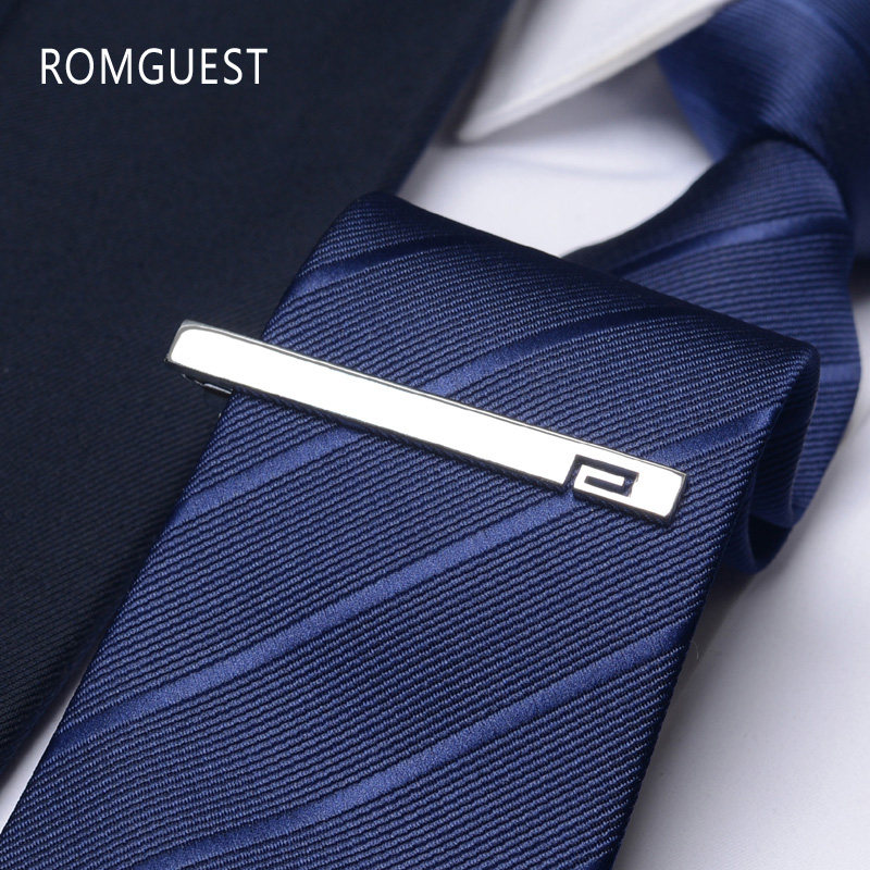 渦巻き模様のくり抜かれたデザインのシルバーとゴールドのネクタイクリップ。男性用ビジネスフォーマルネクタイに最適。男女兼用ギフト、トレンディなピン。