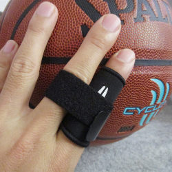 Basketball, football, volleyball, strap finger guards to protect dislocated fingers, Kobe Irving, James sports protective gear