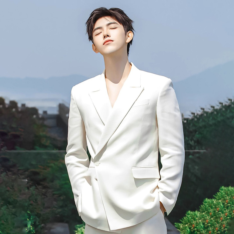 Chen Feiyu Style Padded Shoulder Casual Blazer for Men, Korean Version, Loose Fit, Cool and Stylish, Autumn White Trendy Suit Set Chen Feiyu Style Padded Shoulder Casual Blazer for Men, Korean Version, Loose Fit, Cool and Stylish, Autumn White Trendy Suit Set