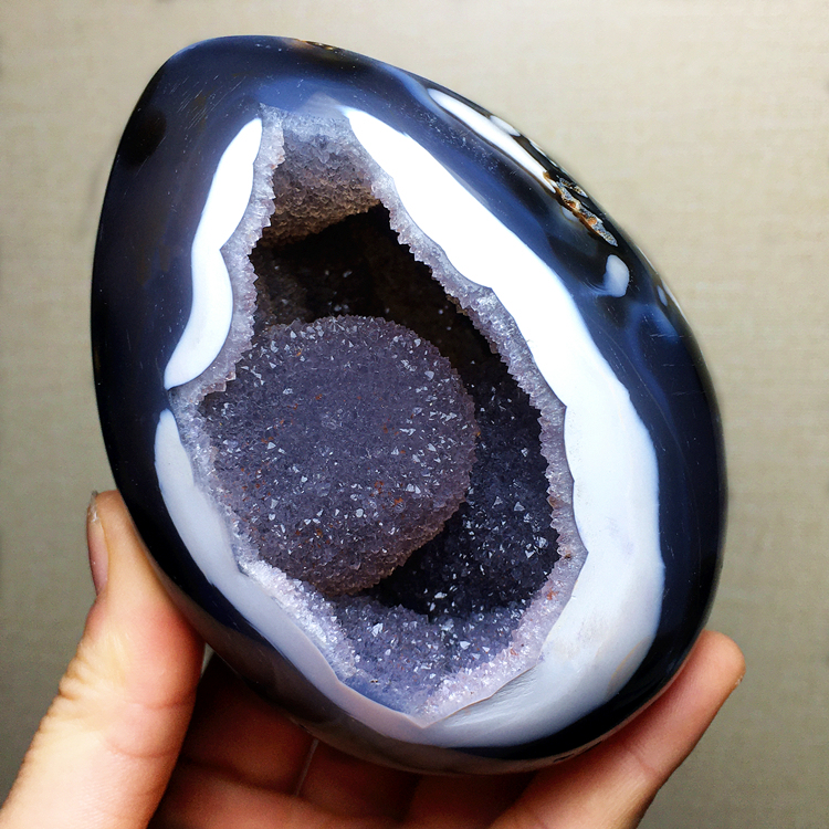 Natural Agate Crystal Cluster Dinosaur Egg Yellow Purple White Crystal Cluster Raw Stone Polished Hand-Held Ornament Home Desktop Decoration Piece