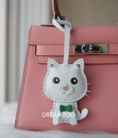 Белый кот светло -зеленый глаз зеленый галстук бабочка кожаная веревка