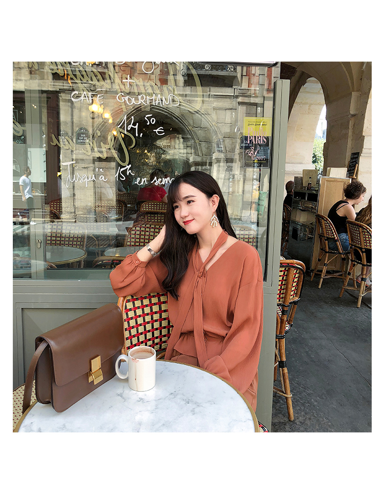 Đầm suông mùa thu cổ điển sang trọng của retroQ là áo sơ mi mỏng tay dài cổ chữ V 2018 thu mới 	áo sơ mi voan nữ dài tay