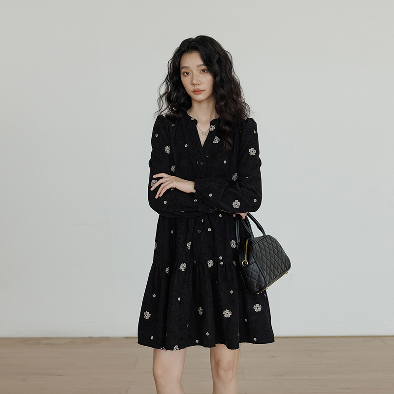 Embroidered Dress for Women, Autumn 2026 New Design, V-Neck, Long Sleeves, Sophisticated Craftsmanship, Petite Elegant Mid-Length Dress