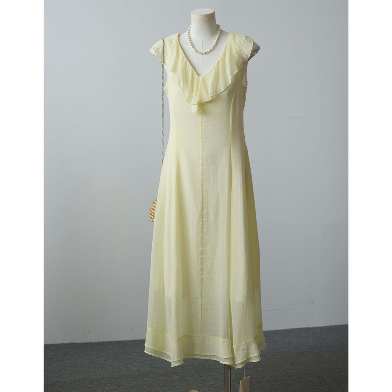 Highly Recommended! Cream-Colored Sleeveless Long Dress with Ruffled V-Neck Front, Cinched Waist, and Layered Hem, Suitable for Work Highly Recommended! Cream-Colored Sleeveless Long Dress with Ruffled V-Neck Front, Cinched Waist, and Layered Hem, Suitable for Work