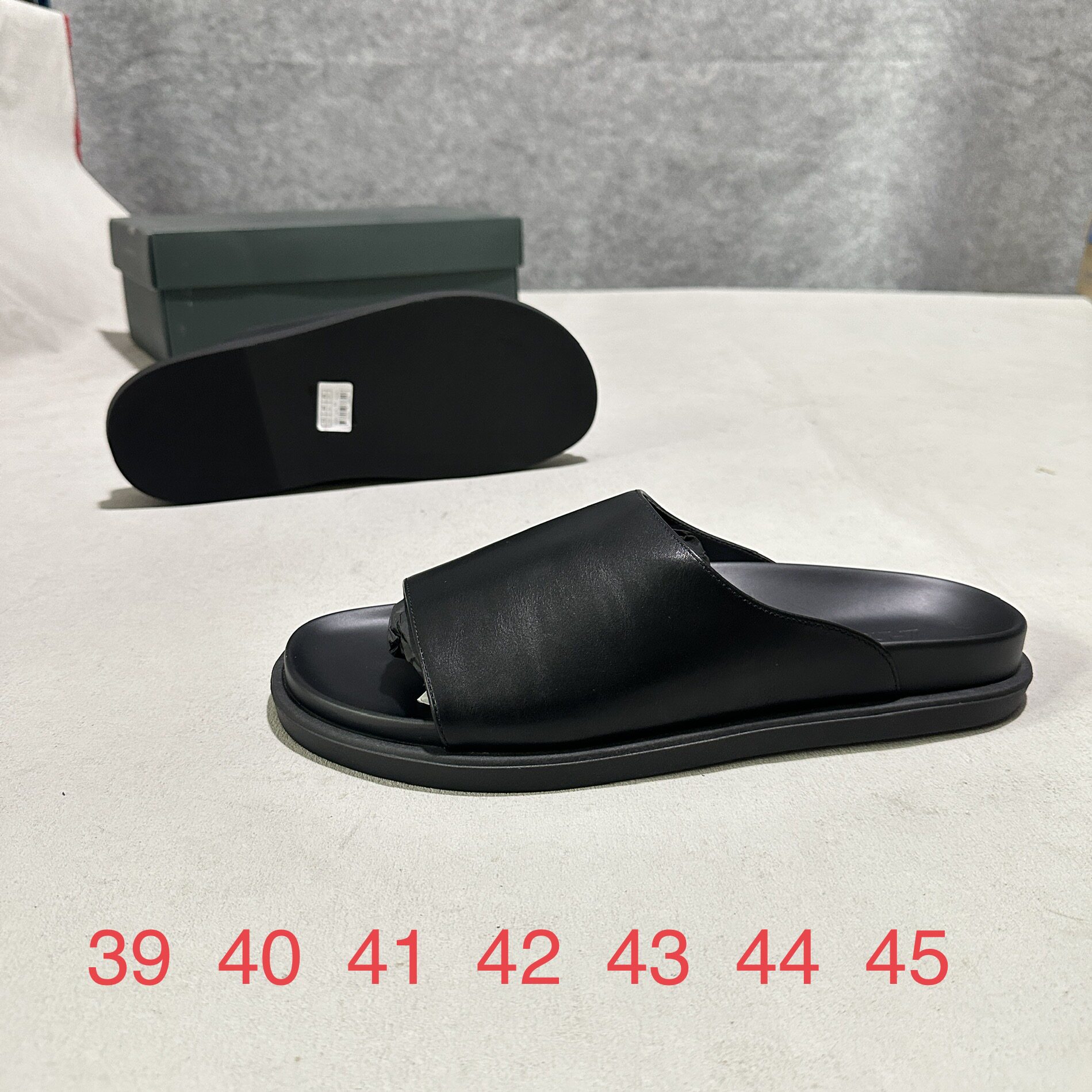 26 years The new European and American fashion man leisure time leather shoes Men's Shoes outdoors Beach shoes One word drag shoes sandals  Trendy man