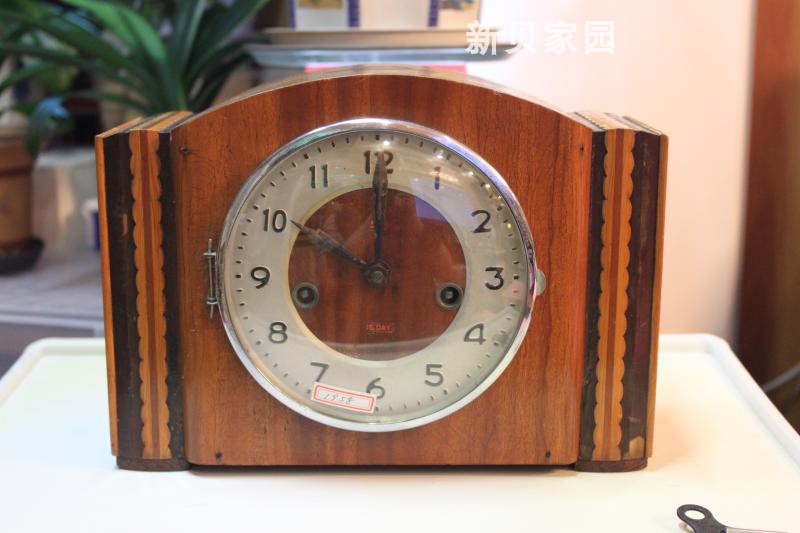 Sanwu brand table clock table clock 555 brand mechanical table clock produced in 1958 at the beginning of the liberation of Shanghai China Clock Factory