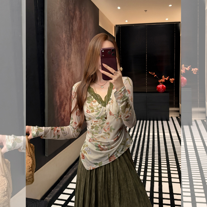 Zhang Seshi 26 Autumn "Twilight Forest" Lazy Autumn Vibes Green V-Neck Lace Vintage Print High Elasticity Base Shirt