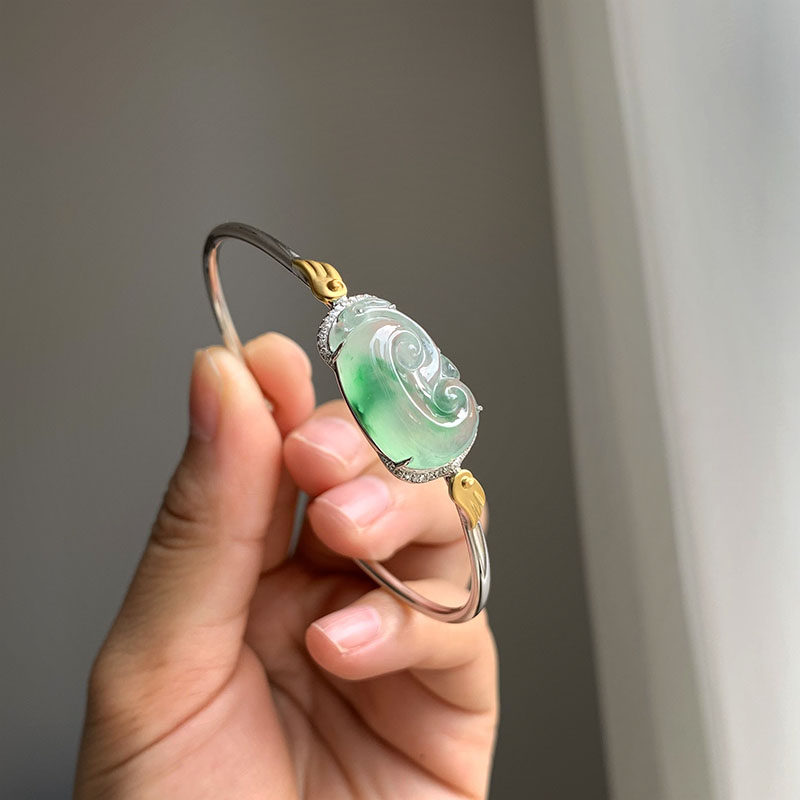 A touch of spring green ice on a cloud emerald wrist Floating green Ruyi open bracelet inlaid style reference