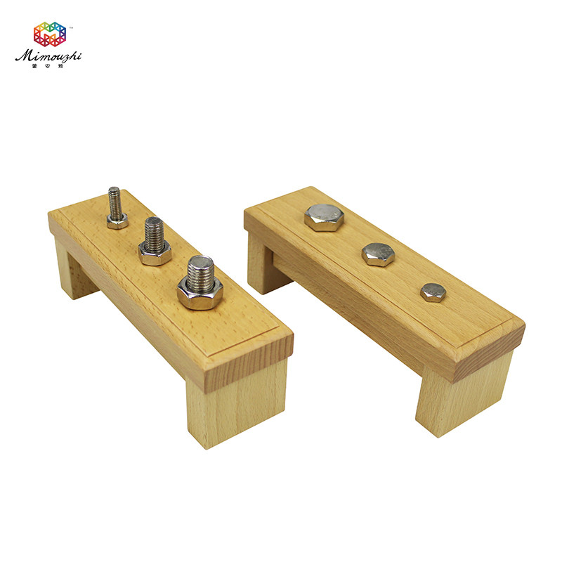 Mont's teaching aids 2 years old screw nuts to practice early childhood teach children Montessori working wooden toys screw screws