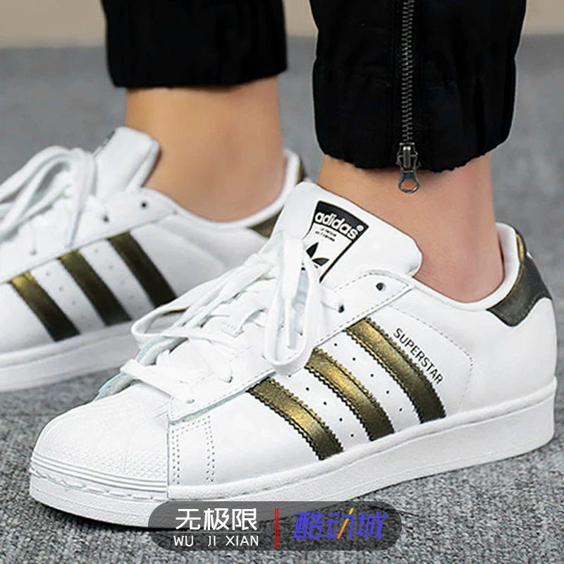 Adidas clover nữ 2019 mùa hè vỏ đầu đơn giản giày bảng trắng nhỏ B41513 C77124 CG6004 - Dép / giày thường