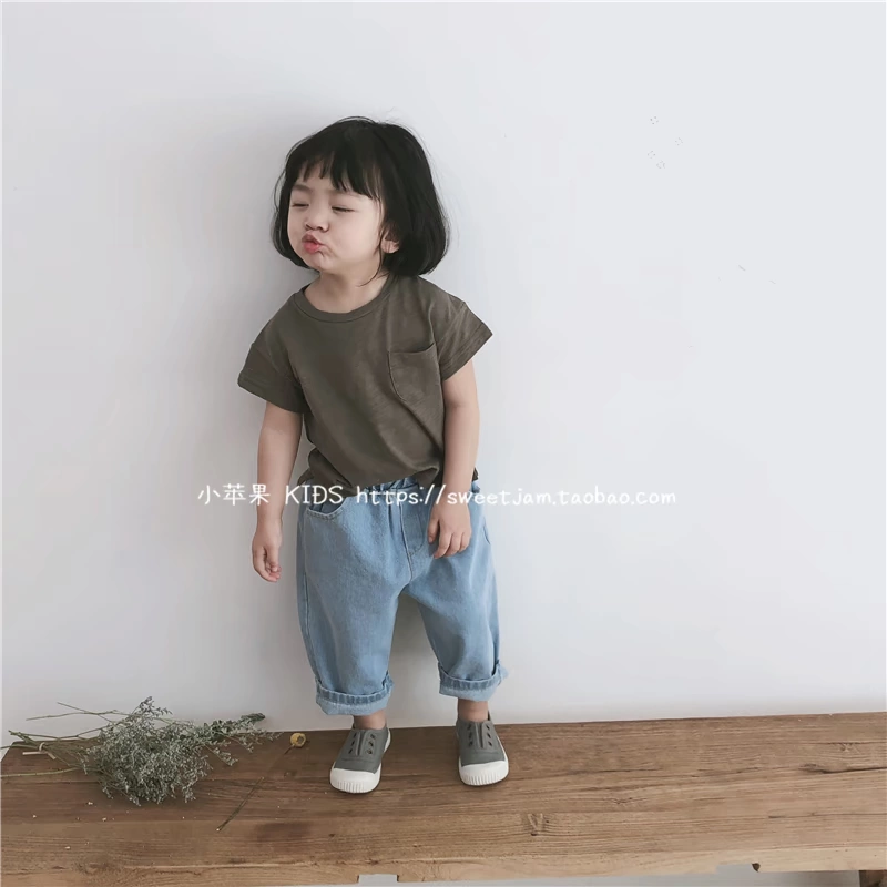 Táo nhỏ 19 mùa hè phiên bản Hàn Quốc của bé trai và bé gái tông màu lỏng quần jean trẻ em retro quần jeans chín điểm - Quần jean
