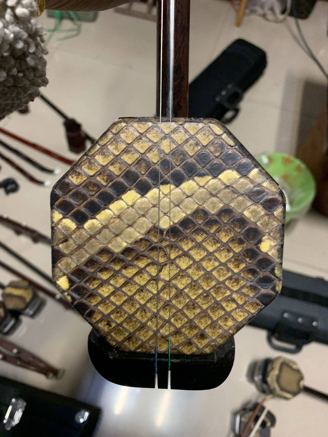 Ebony middle beard elbow large middle beard musical instrument with high-grade box