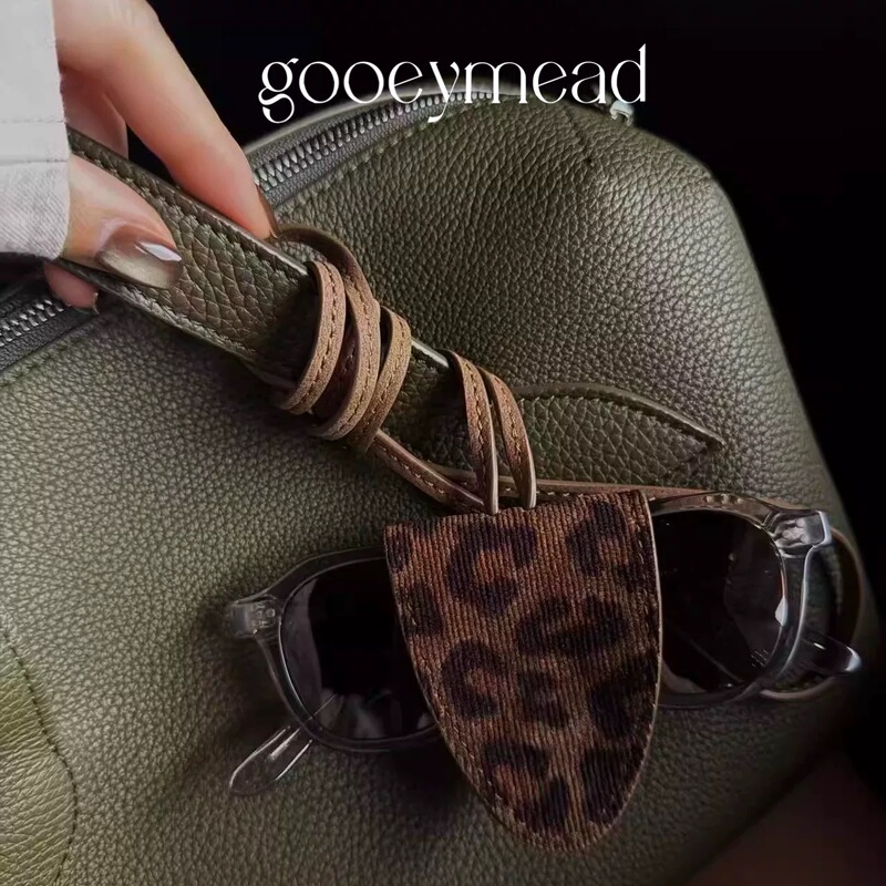 Gooeymead Imported Calfskin Leather Fabric Halter-Style Magnetic Sunglasses Clip Genuine Leather Glasses Clip Bag Pendant