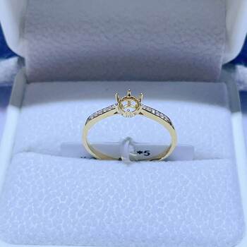 18k gold ring with moissanite diamond