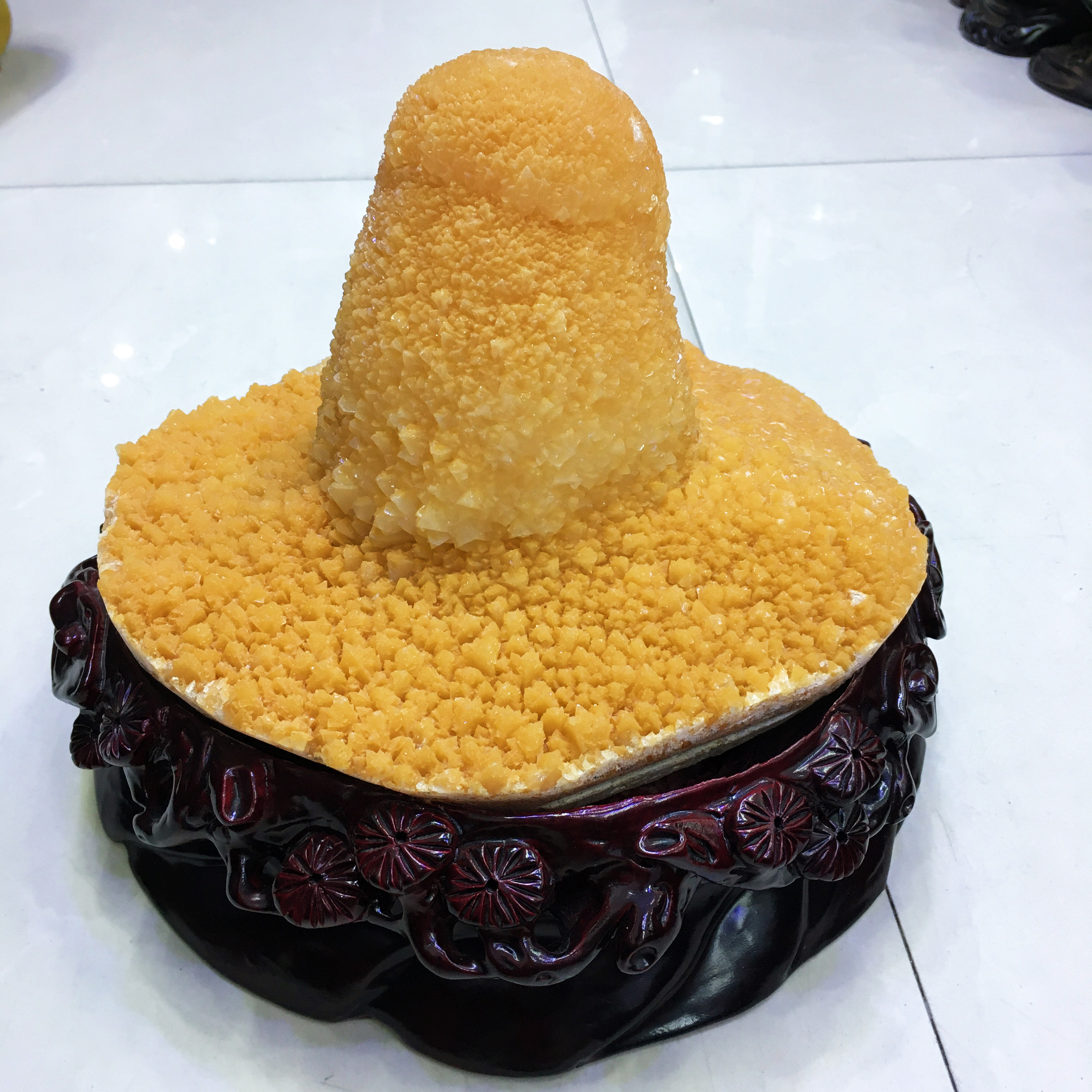 鍾乳石と方解石が共生し、完全に包み込まれたシトリンの花柱の原石。玄関、リビングルーム、アンティークの棚、オフィスの机、その他珍しい石の装飾品として使用できます。
