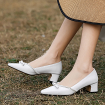 Korean version of butterfly knot with single shoe woman 2021 spring paragraph genuine leather small square head shallow and French style white leather shoes