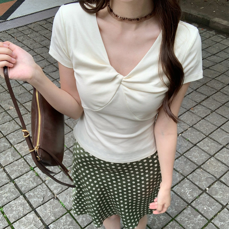 Qiqi Yu Niche Twisted Design Off-White V-Neck Slim-Fit Short-Sleeve T-Shirt for Women, Regular Shoulder, Slimming Short Top Qiqi Yu Niche Twisted Design Off-White V-Neck Slim-Fit Short-Sleeve T-Shirt for Women, Regular Shoulder, Slimming Short Top