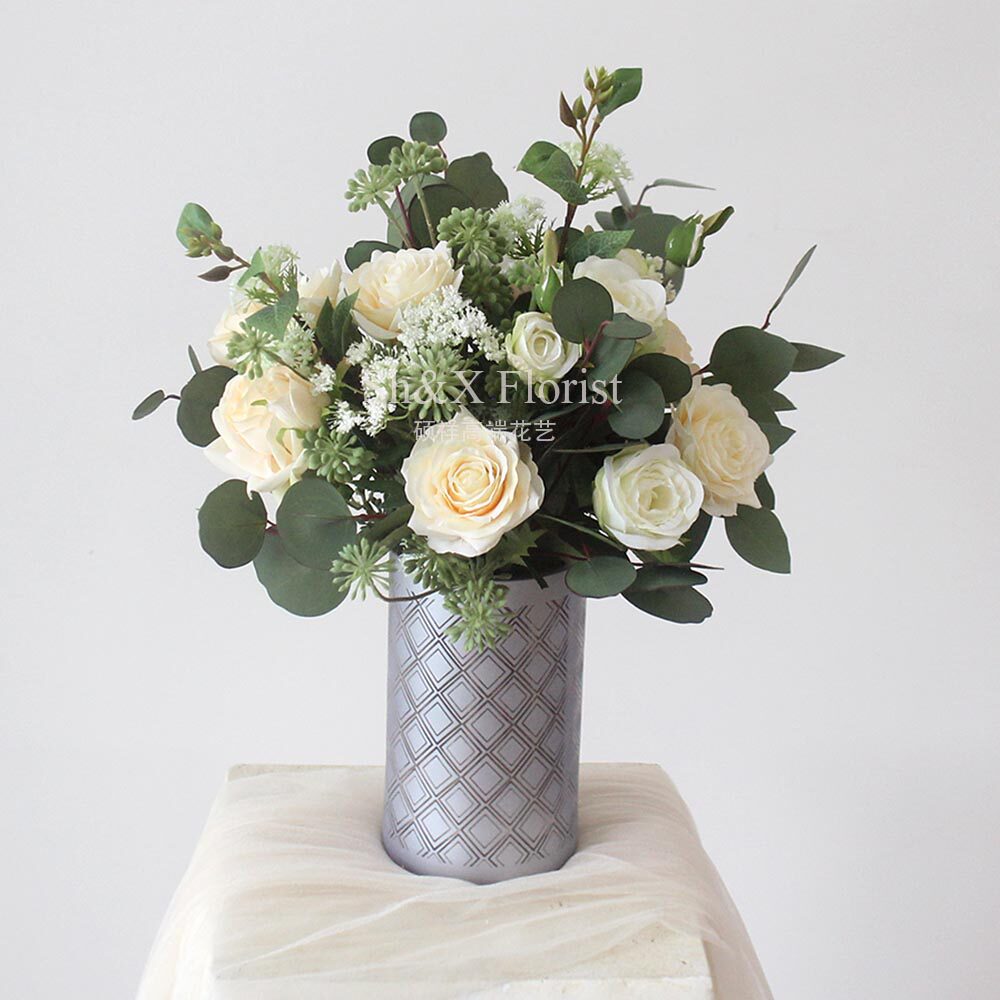 Vase : Fittings for Living Room Simulation Flower Gallery Modern Nordic in Fake Desktop with Photographer with Flower Bouquets