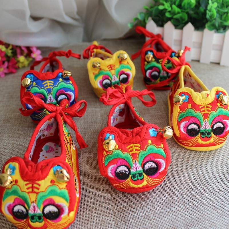 Infant baby embroidered tiger head shoes Fuyou soft bottom small tail folk shoes handmade baby Tang suit red