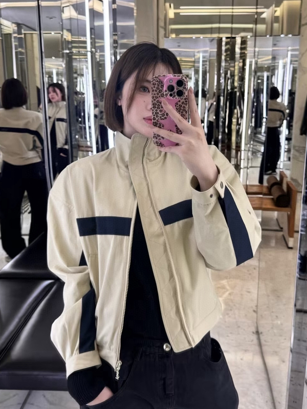 Zhou Buyer Store｜Stylish and Cool, Fashionable Khaki Color-Blocked Stand-Up Collar Zip-Up Sports Jacket