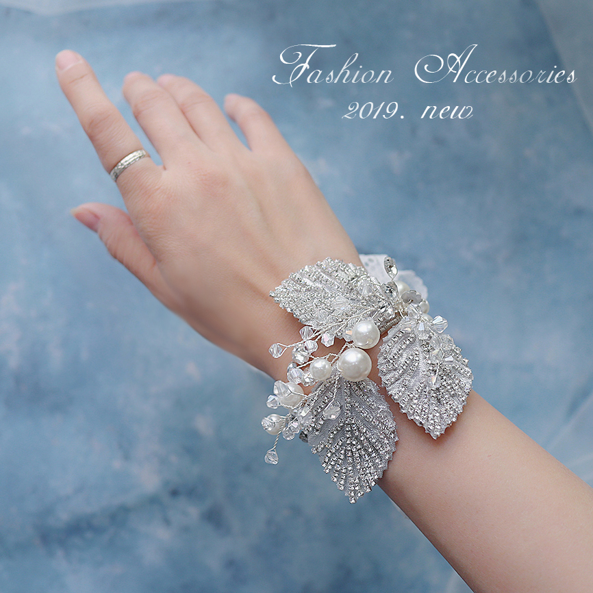 High-end wedding luxury bridal wrist flower silver aesthetic super shiny high-grade hand flower wrist ornament leaf rhinestone corsage