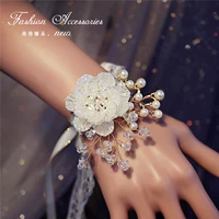 Небольшая прозрачная коробка на запястье